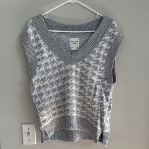 Abercrombie & Fitch V-Neck Sweater Vest in Gray and White